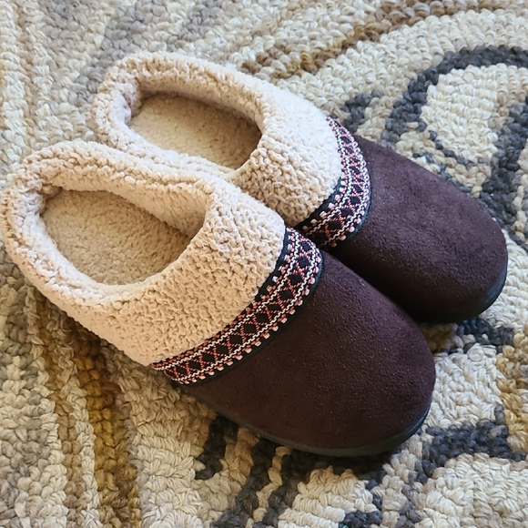 Isotoner Faux Sherpa Slupper Clogs - Picture 1 of 10